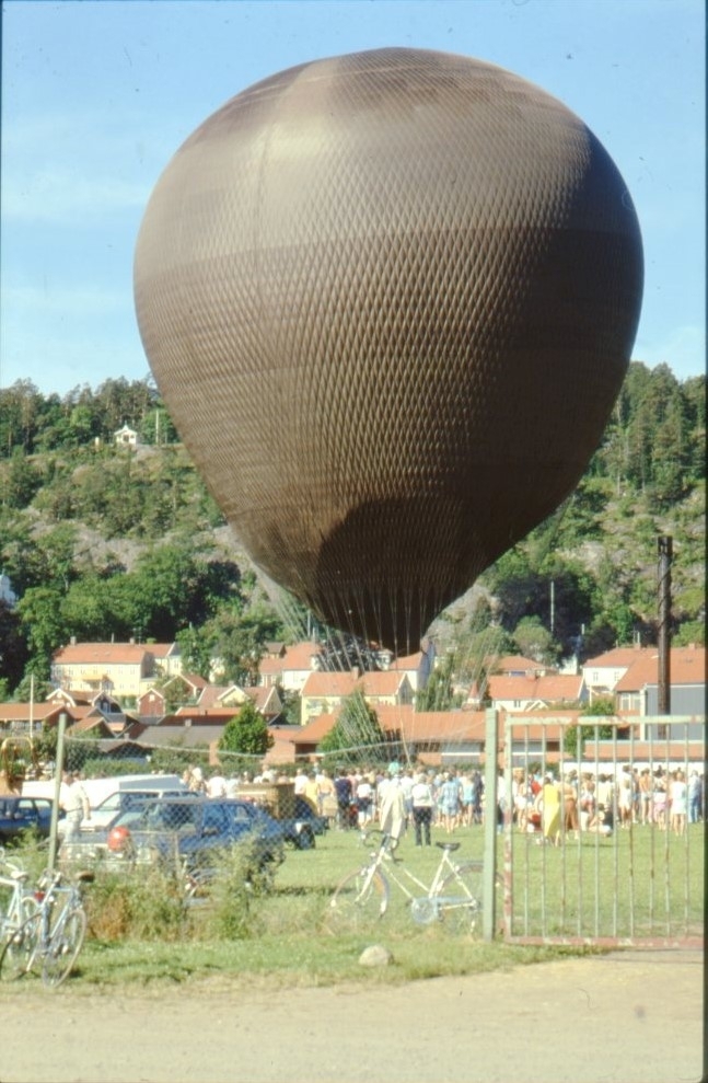 Kopian av Andréexpeditionens ballong Örnen, tillverkad för Jan Troells biofilm "Ingenjör Andrées luftfärd" står fylld