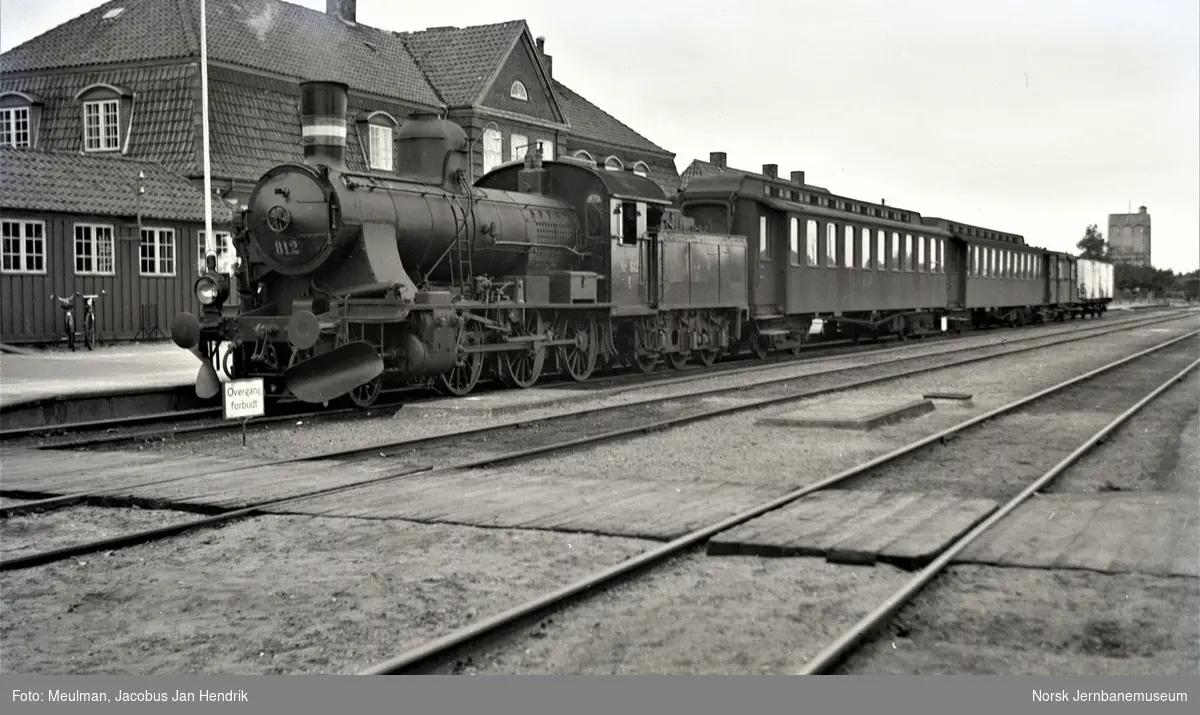 DSB damplokomotiv D 812 med blandet tog på Grindsted stasjon på strekningen Brande-Esbjerg