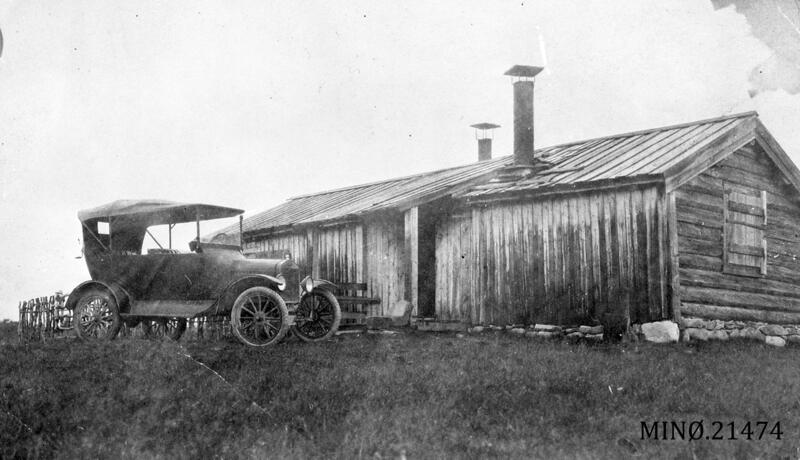 Kolbjørn Unseth sin T-ford foran setra på Unset, Rendalen, ca. 1920. Foto: Musea i Nord-Østerdalen. (Foto/Photo)