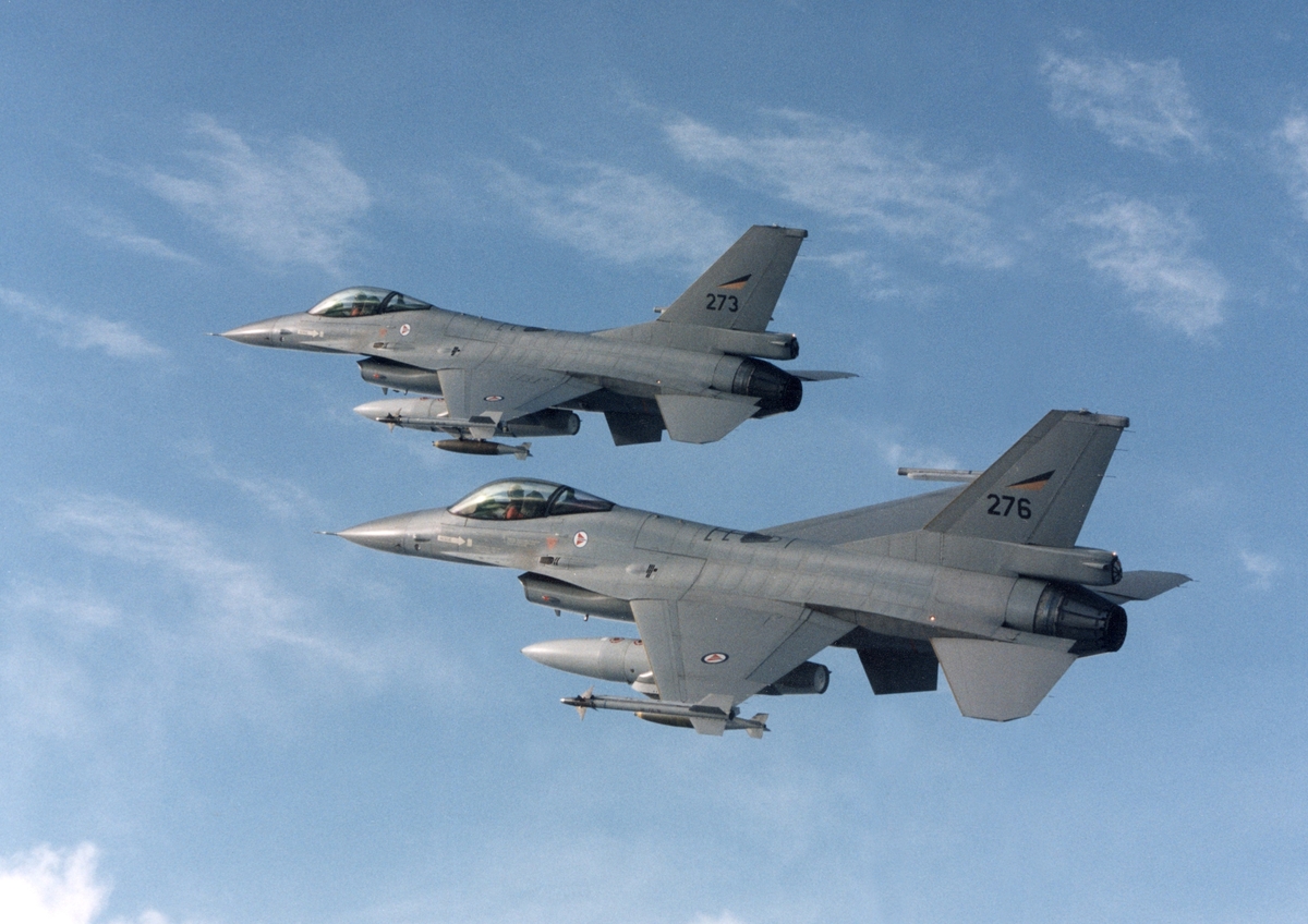 To F-16A, 273 og 276 - 332 Skvadron.