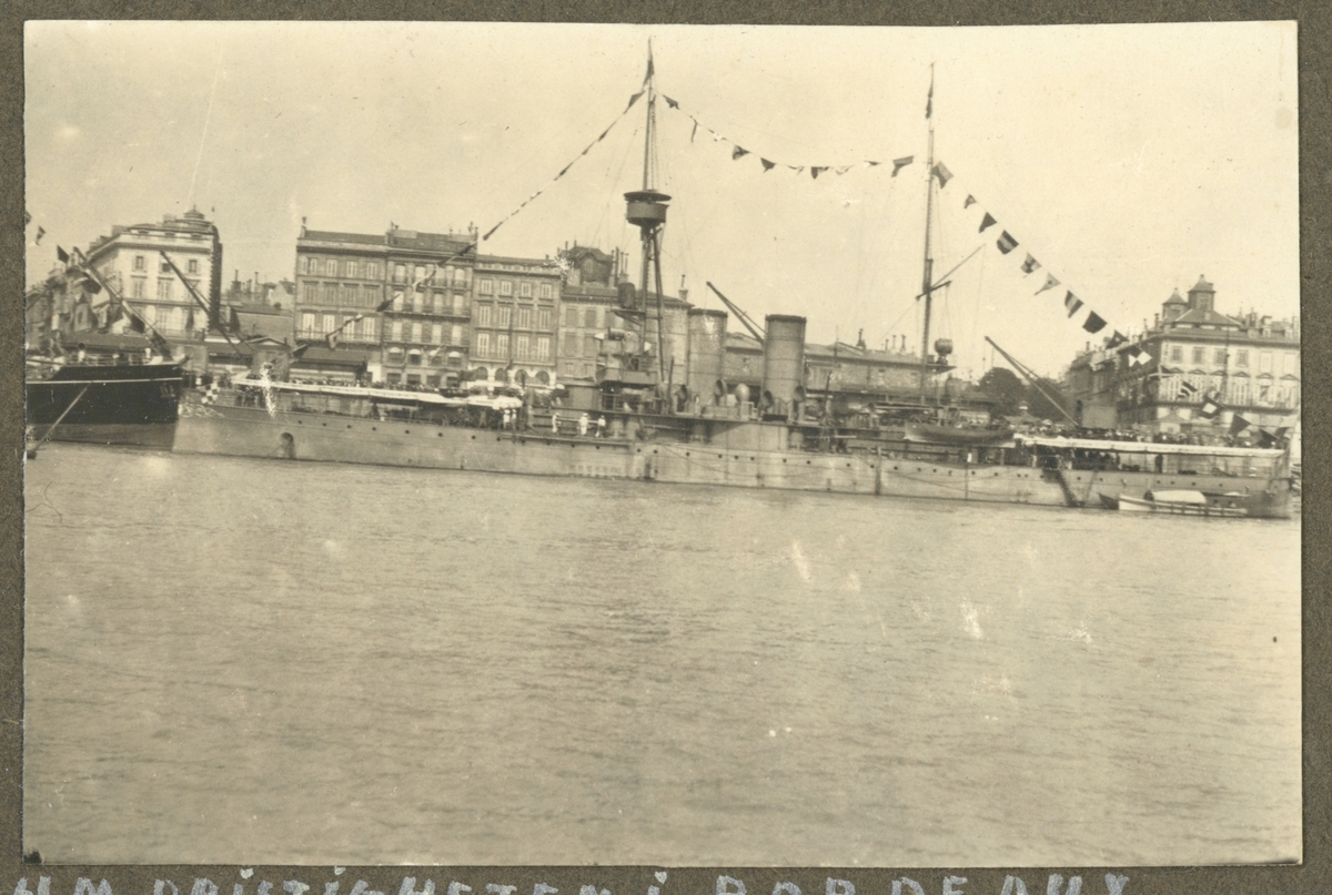 Bilden visar pansarskeppet Dristigheten som ligger förtöjt vid kajen i Bordeaux hamn.