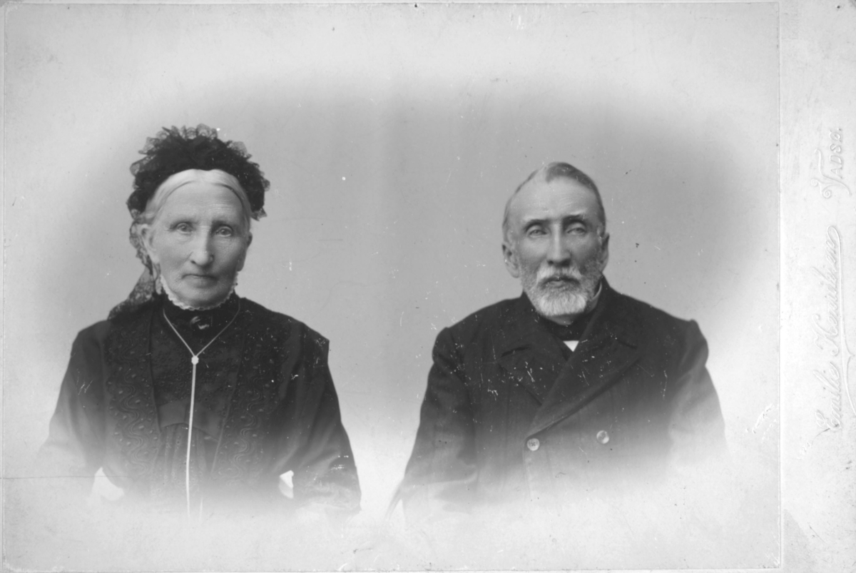 Et visittkort med et portrett av kjøpmann Lars Esbensen og frue, Bugøynes. 