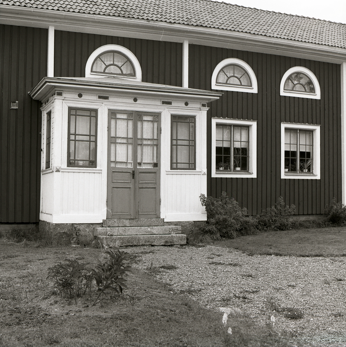 Boningshus med inbyggd förstukvist samt halvmånefönster på övervåningen, Järvsö 1980.