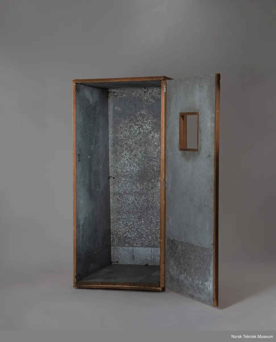 Skapet er tett bortsett fra et kvadratisk vindu (uten glass), 25 X 25 cm,  på den ene kortveggen