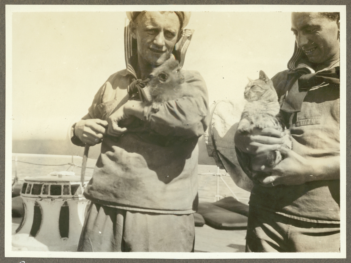 Bilden visar två sjömän från Fylgia med varsin husdjur, en apa och en katt.