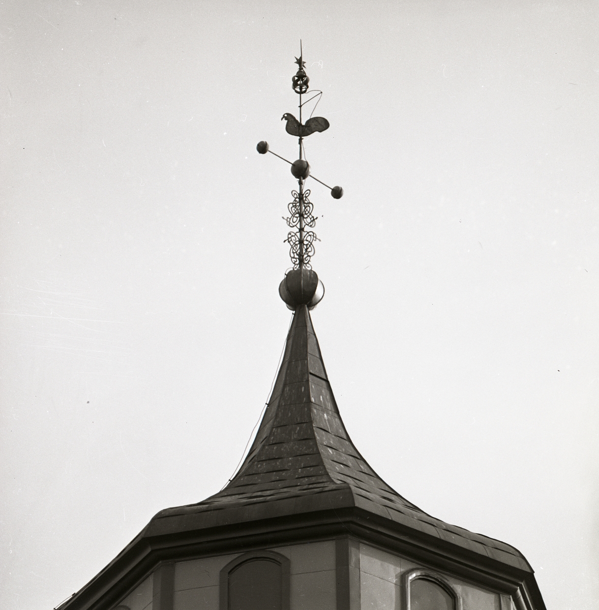 Torn med spira med kyrktupp på taket till Ulrika Eleonora kyrka i Söderhamn, 1973.