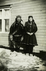 Portrett av en mann og en kvinne i samiske klær