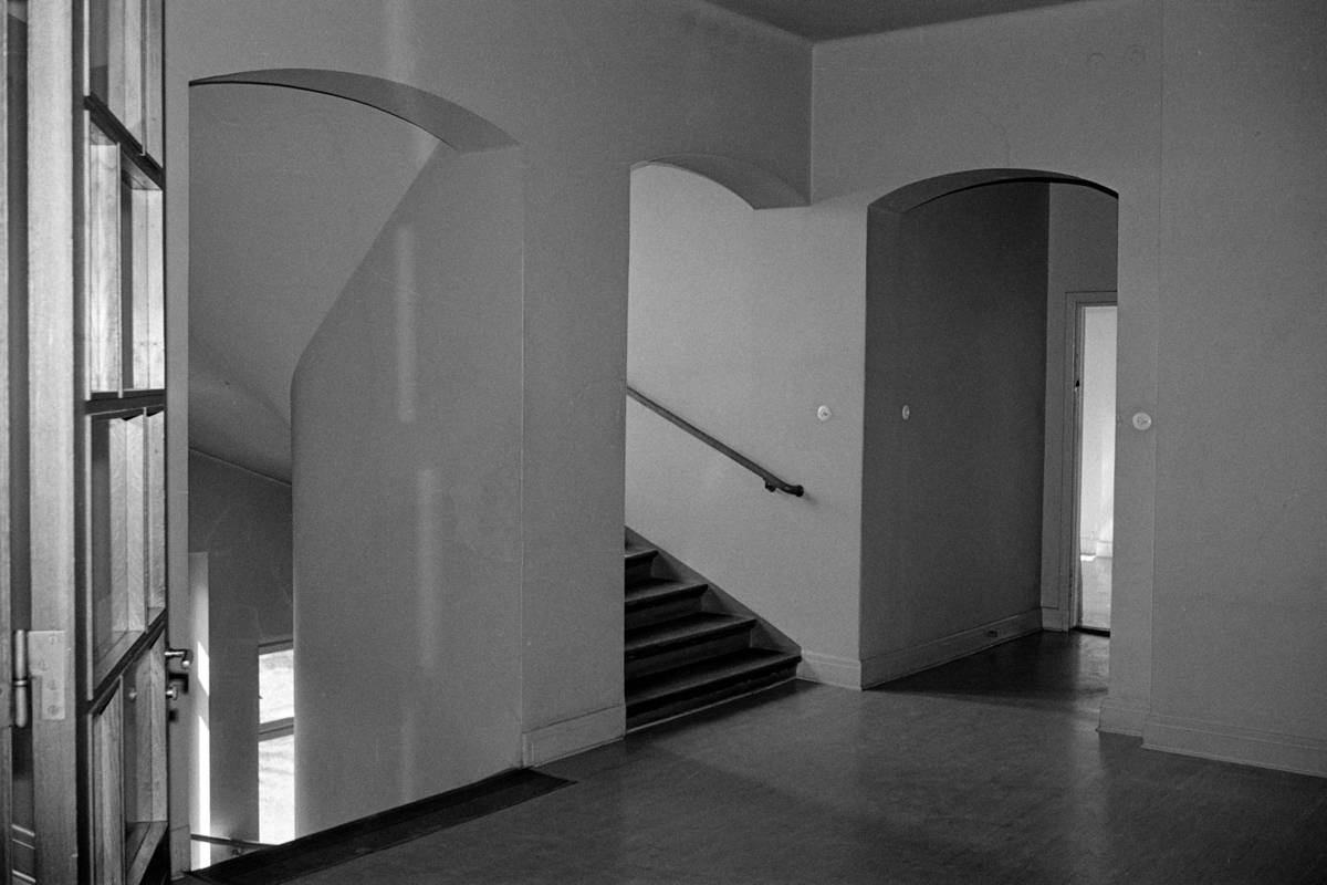Exteriöra och interiöra bilder av Tingshuset på Kristingagatan 15 i Västerås. Bilderna är tagna i samband med stadsbyggnadskontorets byggnadsminnesinventering under 1970-talets första hälft.