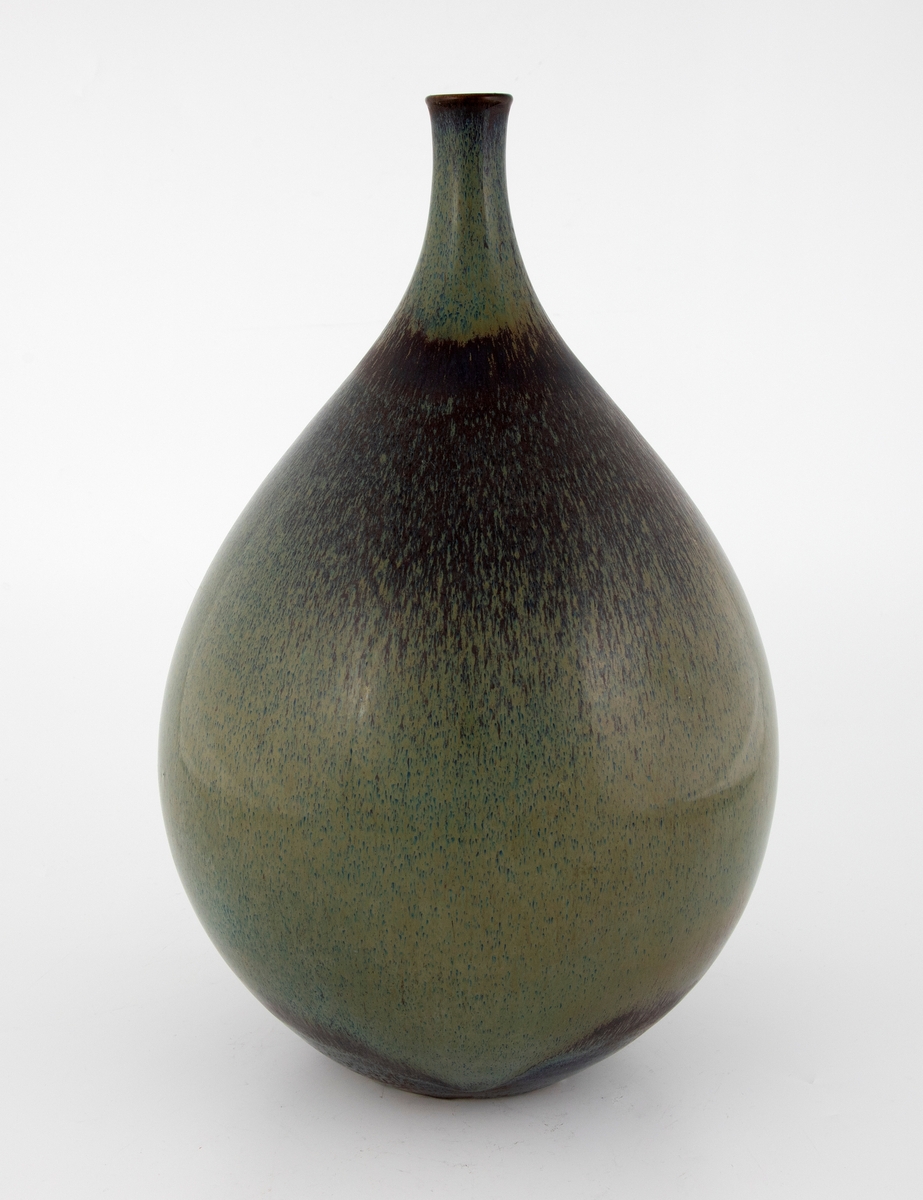Stor balusterformet vase. Dreid steinggods med brungrønn harpelsglasur.