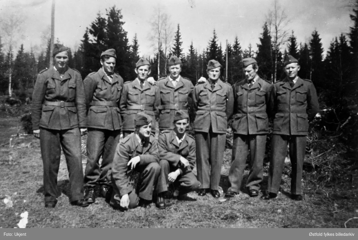 "Gutta på skauen", Hjemmestyrkene, Greåker-gutter trener i Sverige ca. 1944-45. De har stilt opp for fotografen etter endt treningsøkt.