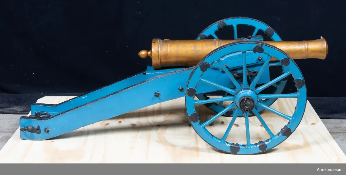 Grupp F I.
Modell av lätt 12-pundig kanon. Skala 1/4.
Kapten F A Spaks katalog 1888. Enligt ritning av den 12/5 1784 med lavett av Cronstedts system, dock med paralella lavettplankor. I modellen ingår eldrör, lavett och två riktkilar.