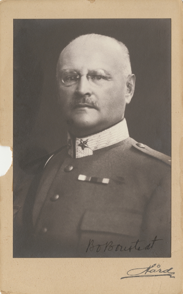 Porträtt av generalmajor Bo Boustedt.

Se även bild AMA.0006893.