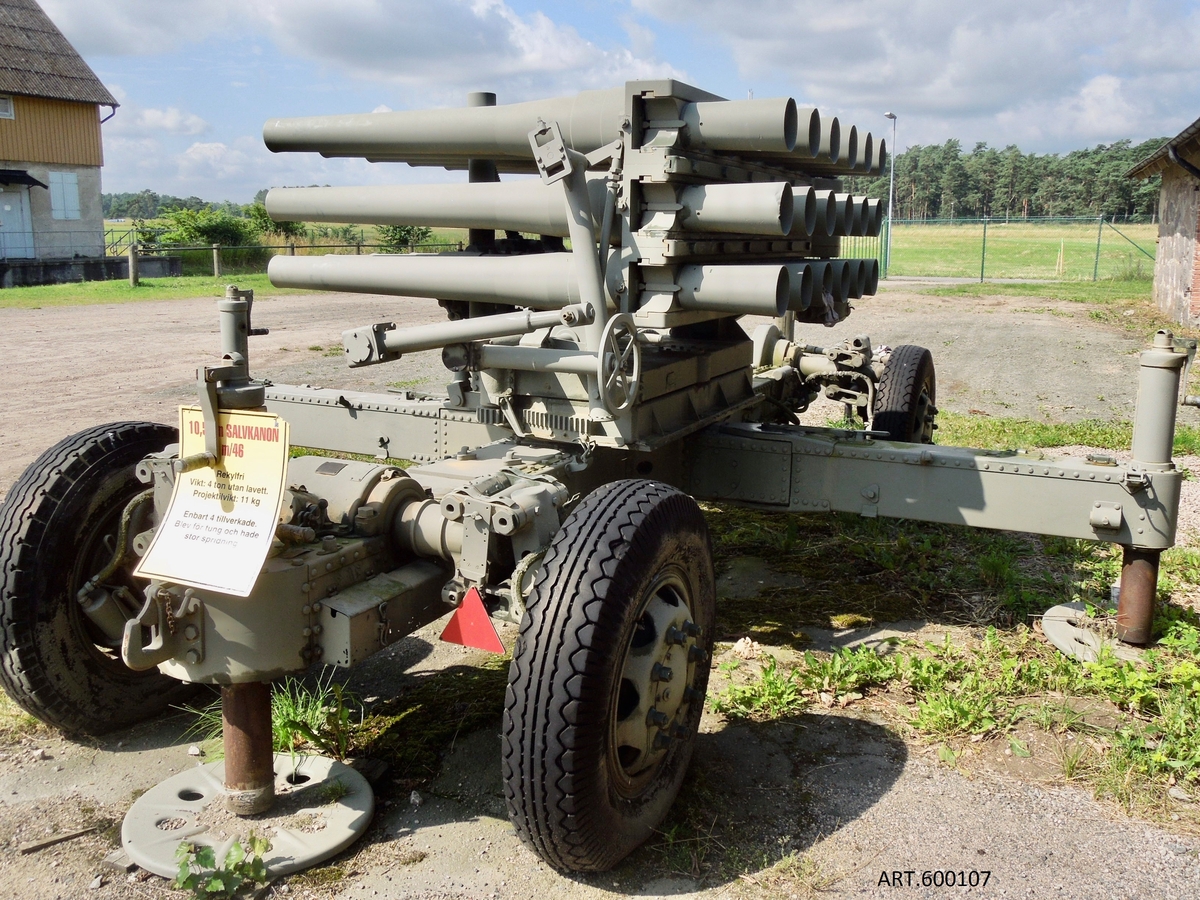 10,5 cm salvkanon m/46. En unik svensk rekylfri 18-pipig kanon tillverkad av Bofors. Systemet med ammunition är det samma som för pansarvärnskanon m/45 och granatgeväret m/48 efter Harald Jentzens konstruktion. 
Det är således inte raketartilleri!
En provserie på 4 kanoner inklusive en enpipig inskjutningskanon (på en liten 2-hjulig lavett) tillverkades för ett batteri men efter försök 1950 på A9 godkändes det inte för vidare fältbruk. Den var för tung och hade en stor spridning på nedslagen.
Alla 4 kanonerna finns kvar en i original i Armémuseums förråd och tre med hoprostade mekanismer som prydnad på olika platser, varav numera en på Artillerimuseet. 
Ingen lavett finns bevarad som byggde på chassit till 7,5 cm luftvärnskanon.
Artillerimuseet har iordningställt en lavett från en f d luftvärnspjäs men de 4 domkrafterna som utgör stöd vid gruppering är inte av originaltyp. Jämför med bilden av originalet.
Pjäsen som prydnadspjäs och viktig att bevara är obrukbar och är   tekniskt skrotförklarad.