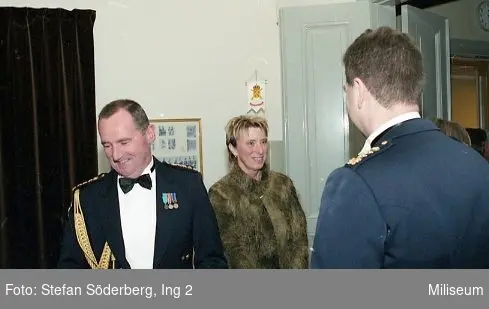 Höstmiddag på Ing 2 Officersmäss. Från vänster överste Thore Bäckman, Ing 2 med sin dam, (okänd), och kapten Bo Kenneth Knutsson, Ing 2.