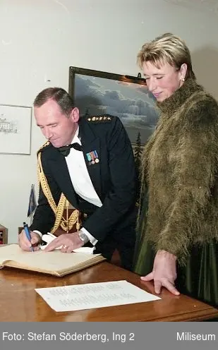 Höstmiddag på Ing 2 Officersmäss.

Överste Thore Bäckman, Ing 2 och hans dam (okänd), skriver i gästboken.