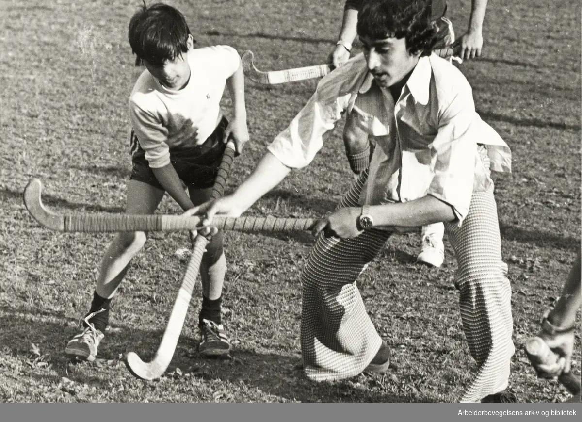 Pakistanere spiller landhockey på Tøyen, juni 1976.
