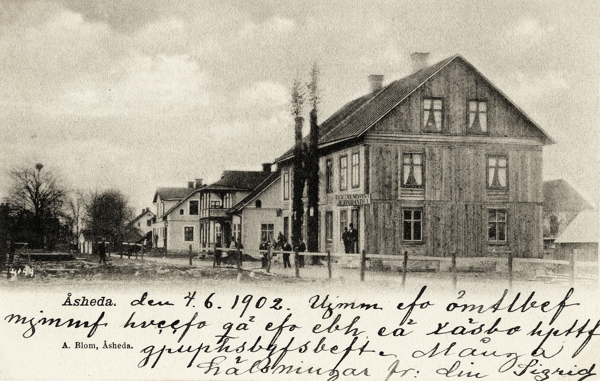 Bostadshus m.m. i Åseda, 1902. I huset i förgrunden inrymdes "O.E. Almqvist Jernhandel".