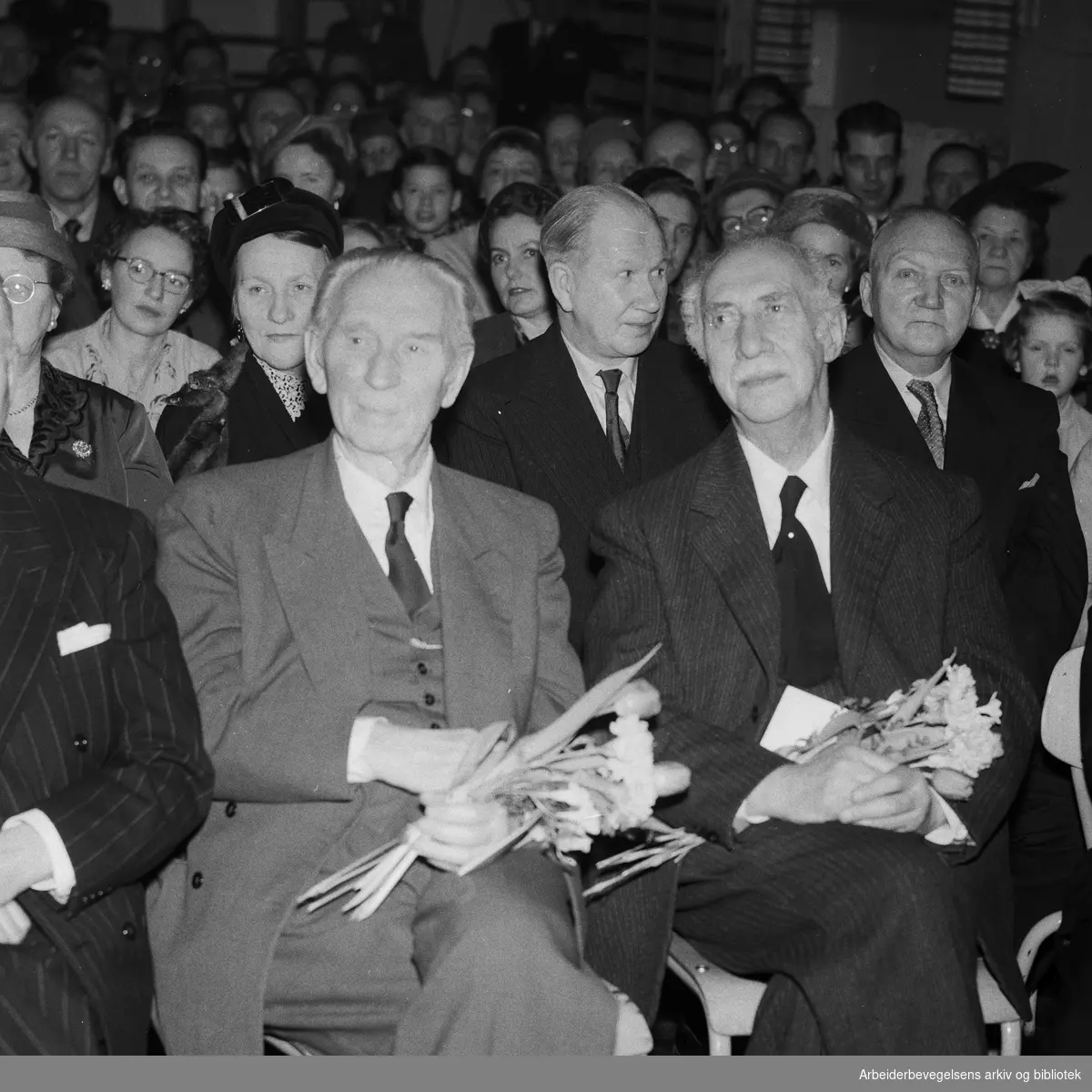 I forreste rekke: musikkløytnant Johs. Hansen (tv) og Per Kviberg (1881-1960) under et jubileumsarrangement for Sagene skoles musikkorps. Januar 1957.