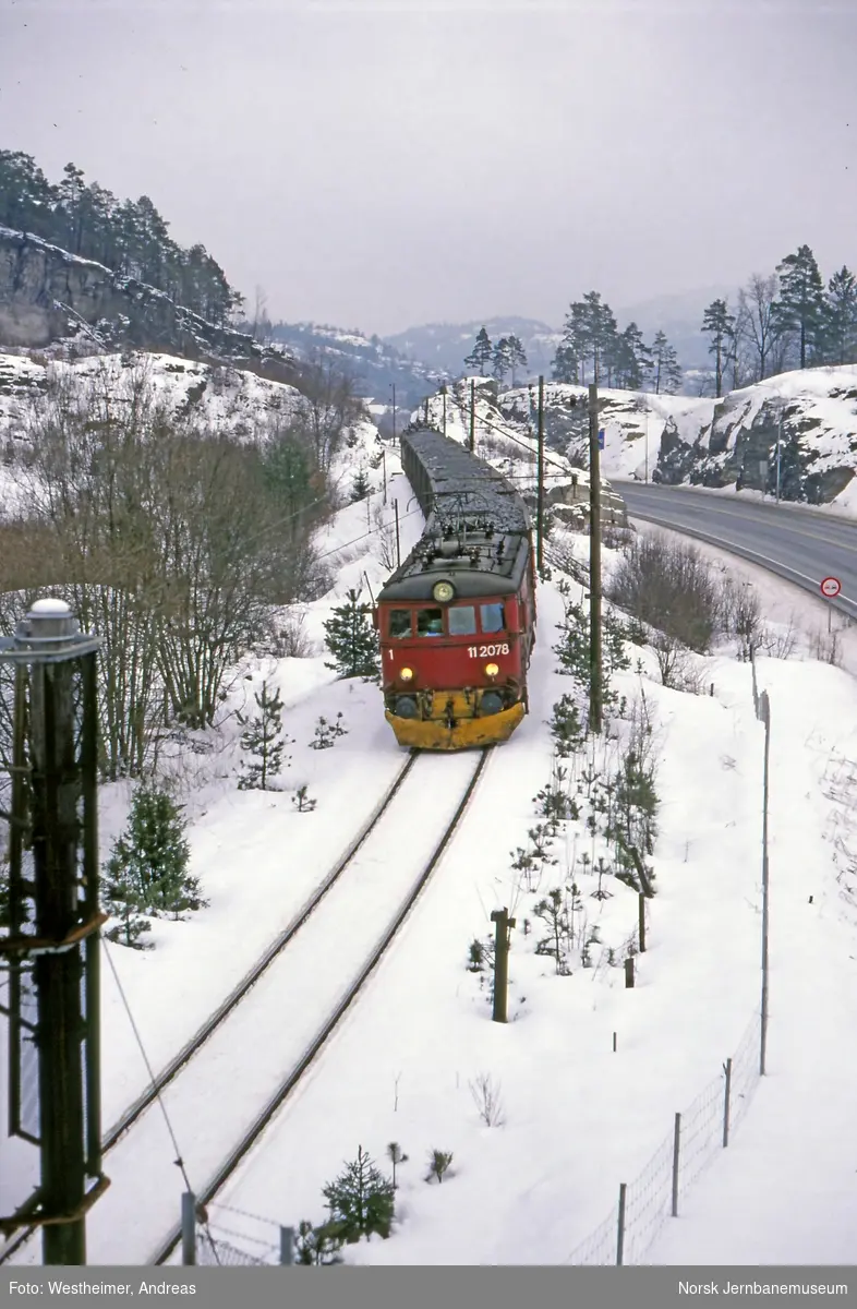 Elektrisk lokomotiv El 11 2078 med fullastet kalktog mellom Nystrand og Skjelsvik