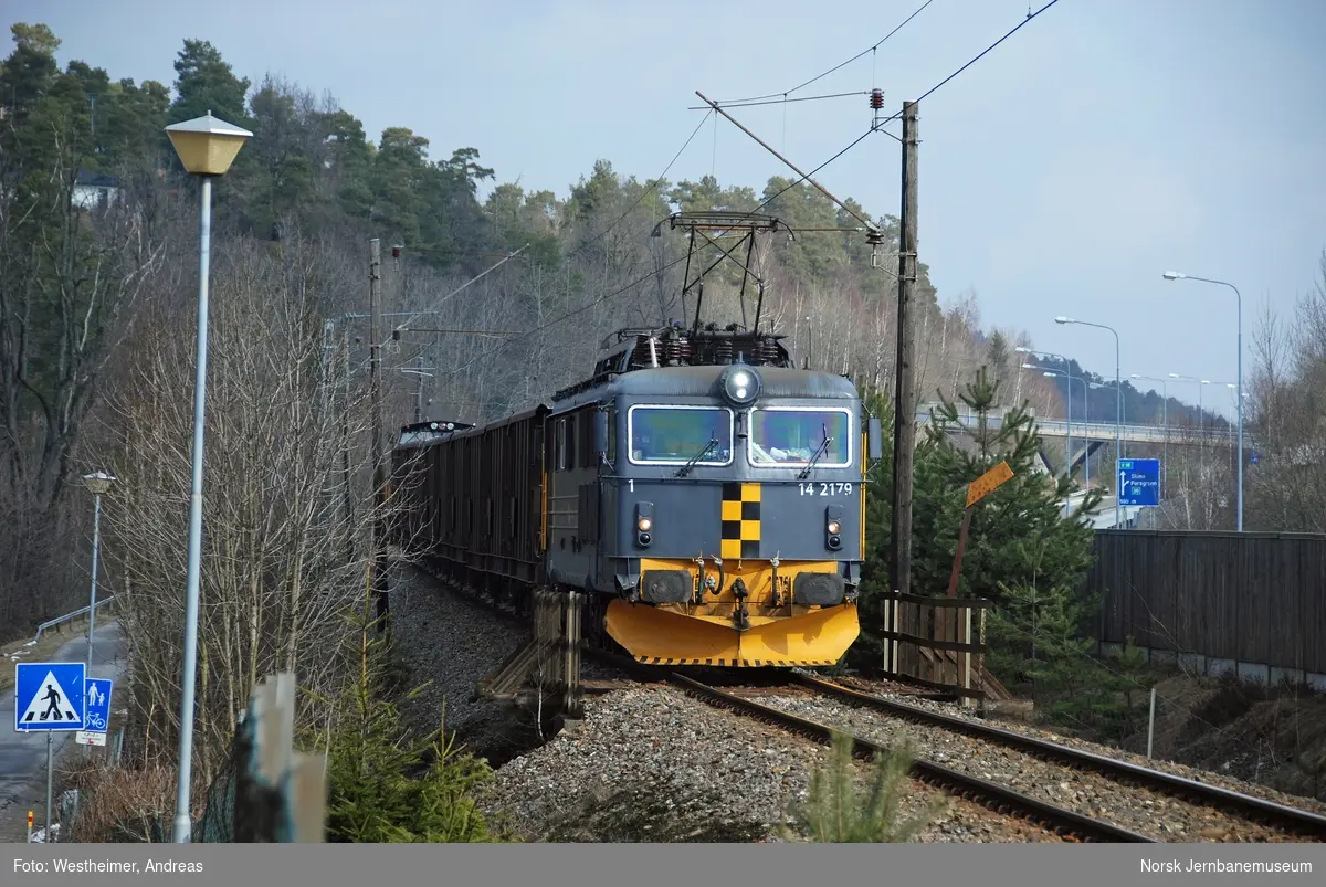 Elektrisk lokomotiv El 14 2179 med kalktog ved Nystrand