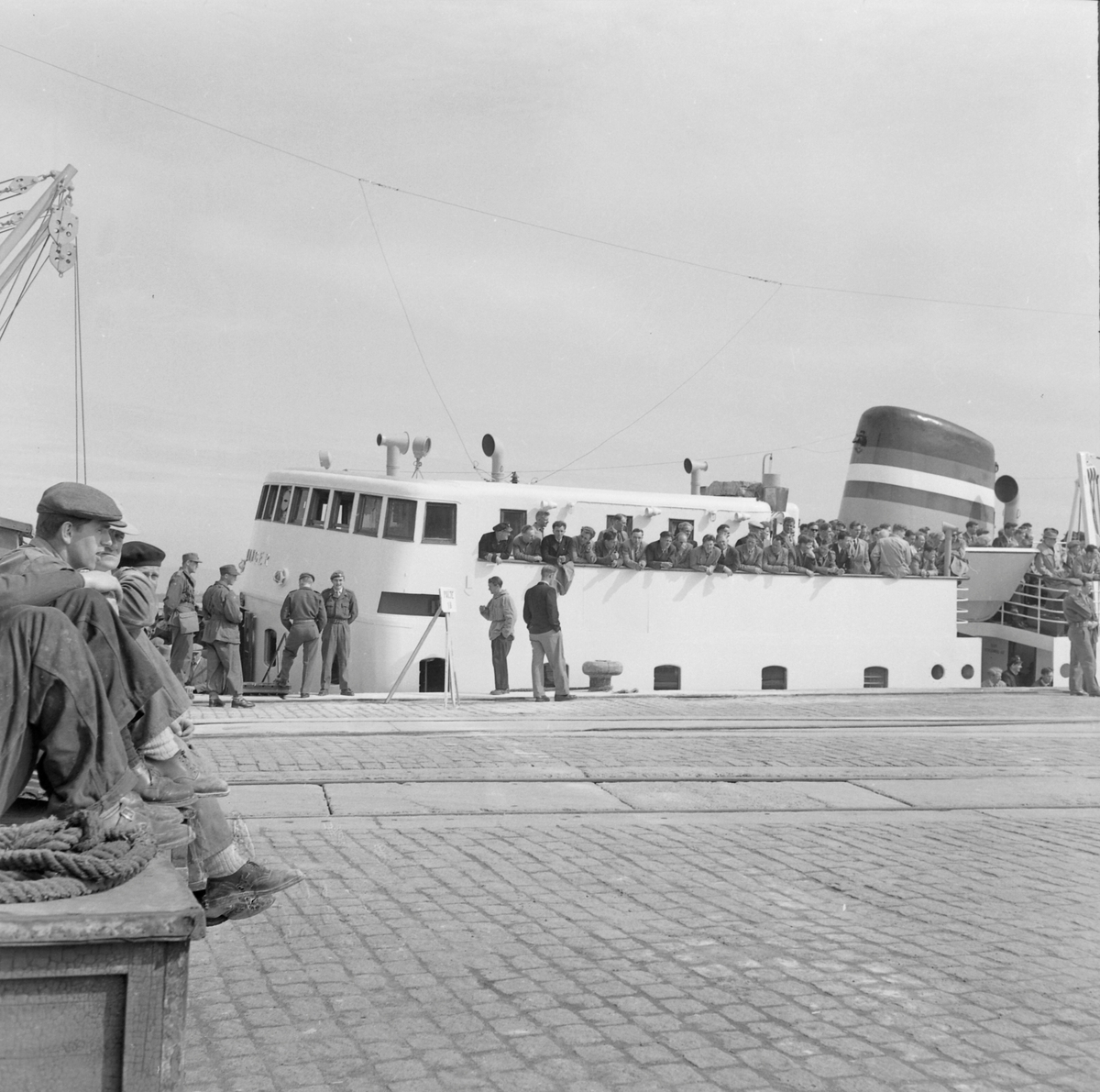 Soldater til repetisjonsøvelse på Brekstad går ombord i M/S Fru Inger