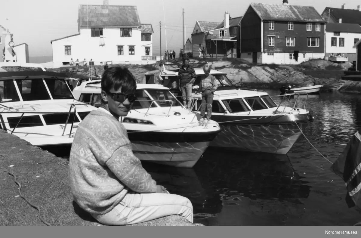 Havna på Grip. Besøk. Båtmesse? Bildet er fra avisa Tidens Krav sitt arkiv i tidsrommet 1970-1994. Nå i Nordmøre museums fotosamling.