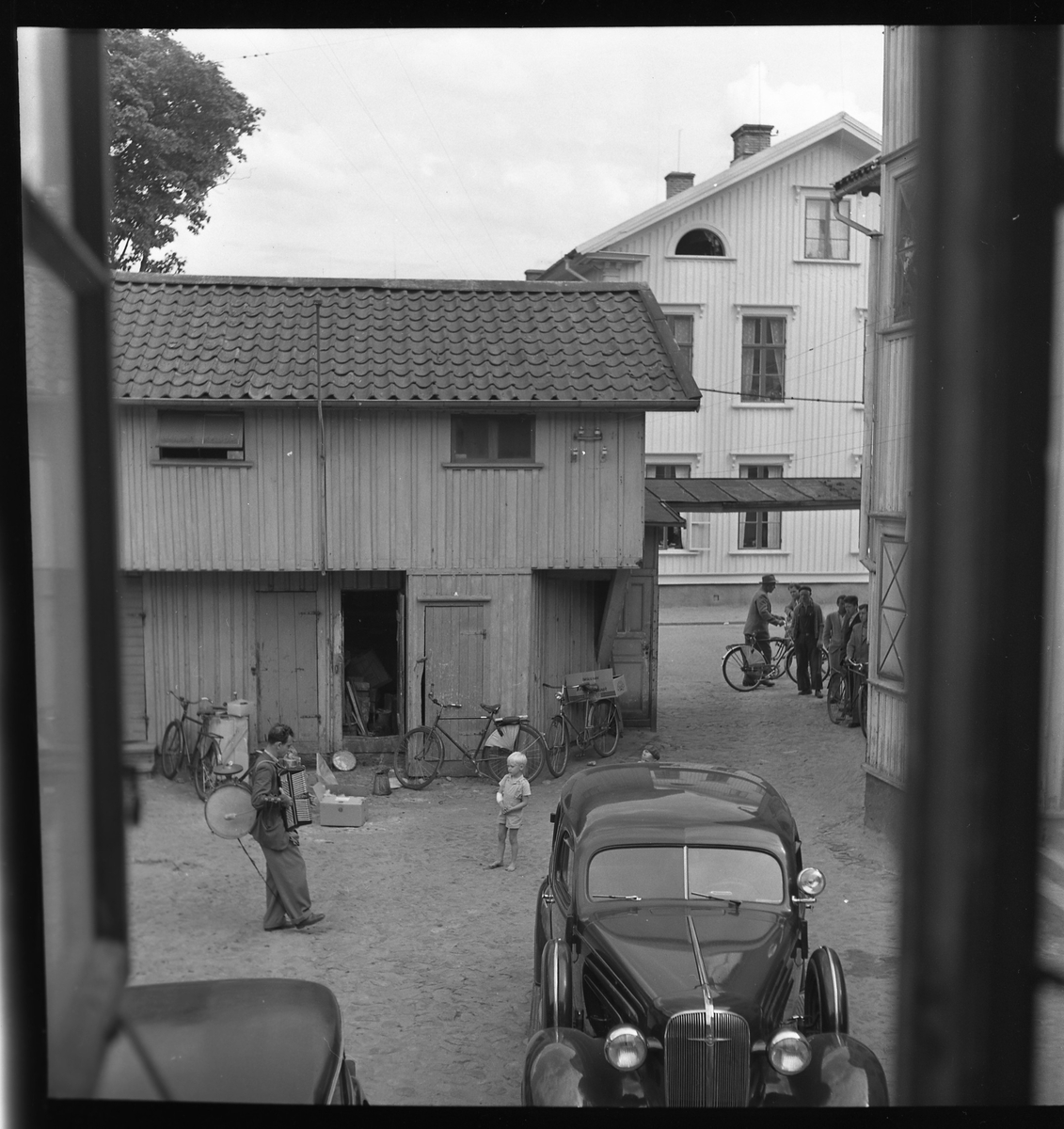Gårdsmusikant på Tells gård, kv Jägaren. Juni 1950