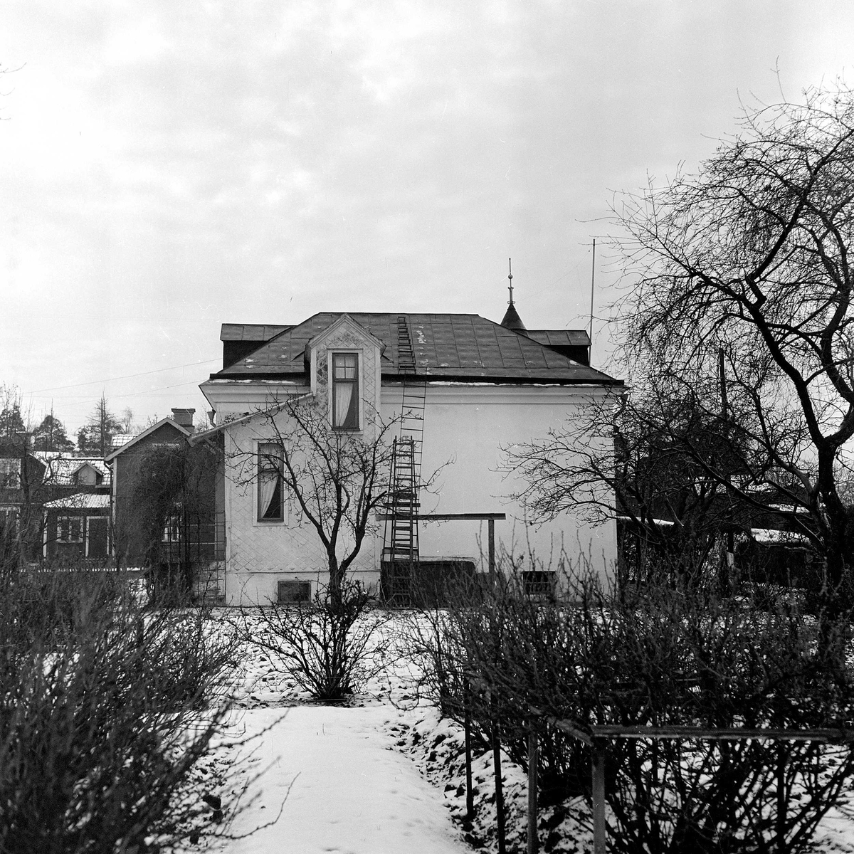 Huset samt en del av trädgården från nordost. Fastighetens byggnader revs ca 1973 - 1980