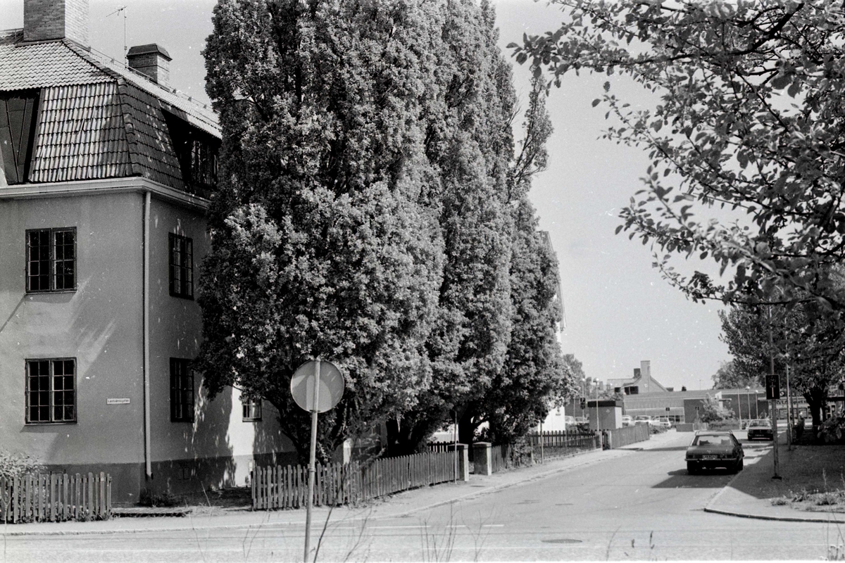 Korsningen Lantvärnsgatan - Repslagargatan. Vy mot nordost. Aktuell byggnad syns i vänster bildkant. Byggnaden revs ca 1981