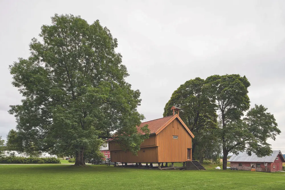 Asketre til venstre for stabburet på Skedsmo bygdemuseum