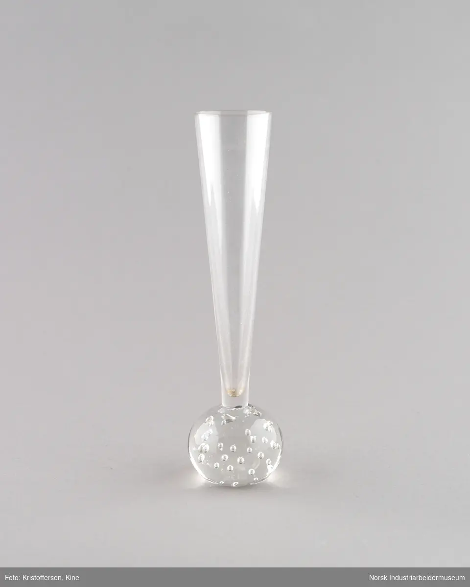 Premie eller vase fra Bondeungdomslaget Maana i glass. V-formet med kuleformet bunn med små luftbobler.