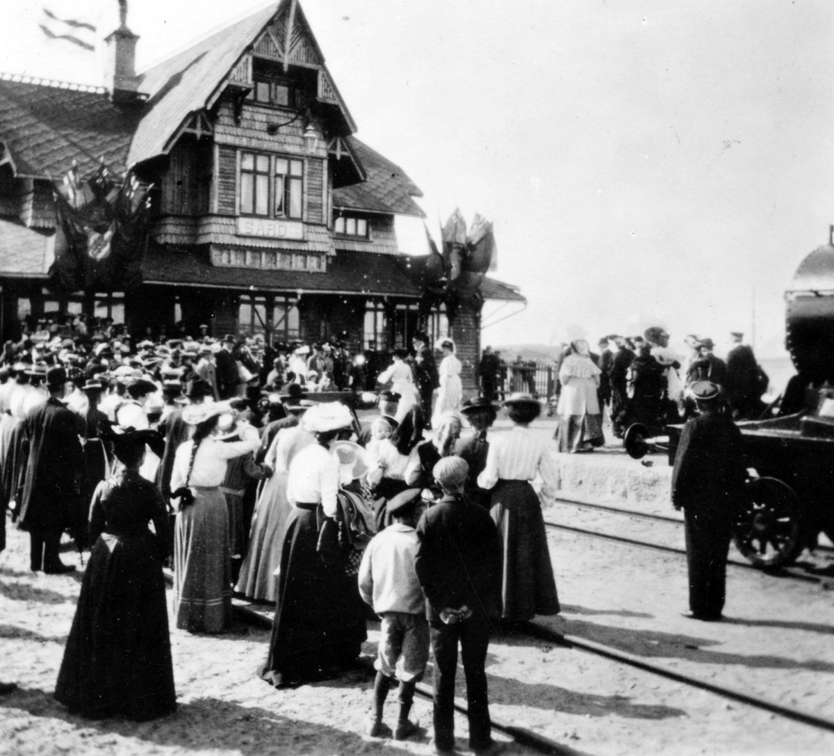 Släps sn. Särö. Särö järnvägsstation vid invigningen 1904, Oscar II på väg från tåget.