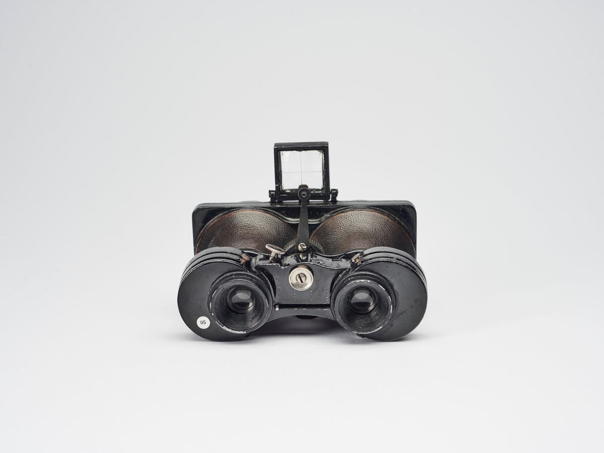 Stereo-Marine-Lollier er et svært skjeldent kamera. Det er en kombinasjon av et stereokamera og en kikkert, noe som gjør at det også kan ses som spionkamera. Bildeformatet er 45 mm x 107 mm. 
Stereokameraene ga en svært populær form for bilder på slutten av 1800-tallet. Stereofotografi var med på å forme fotoindustrien. Folk ønsket å se mer av verden, og stereofotografiet gjorde det mulig å forestille seg at man var til stede i motivet, grunnet en optisk effekt som utnytter dybdesynet vårt. 
Et stereokamera har to objektiver med en avstand på litt over seks centimeter, omtrent samme avstand vi har mellom pupillene. En eksponering gir dermed to bilder av samme motiv. Når dette paret med fotografier blir montert, f.eks. på en papplate, og sett på gjennom en stereobetrakter, fremstår motivet som tredimensjonalt.