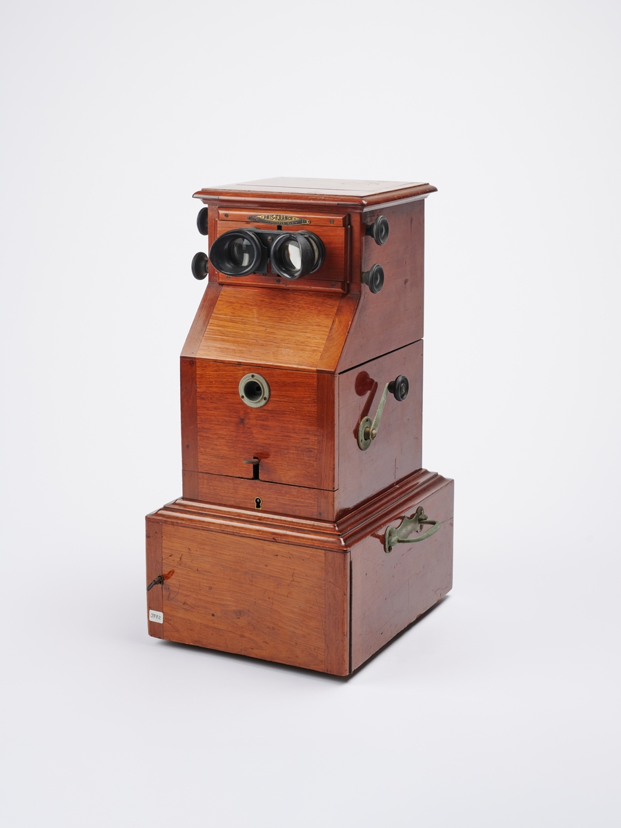 Bordstereoskop produsert av det franske firmaet Mattey. Stereoskopet har oppbevaring til stereofotografier i egen skuff. 
Stereokameraene ga en svært populær form for bilder på slutten av 1800-tallet. Stereofotografi var med på å forme fotoindustrien. Folk ønsket å se mer av verden, og stereofotografiet gjorde det mulig å forestille seg at man var til stede i motivet, grunnet en optisk effekt som utnytter dybdesynet vårt.  
Et stereokamera har to objektiver med en avstand på litt over seks centimeter, omtrent samme avstand vi har mellom pupillene. En eksponering gir dermed to bilder av samme motiv. Når dette paret med fotografier blir montert, f.eks. på en papplate, og sett på gjennom en stereobetrakter, fremstår motivet som tredimensjonalt.