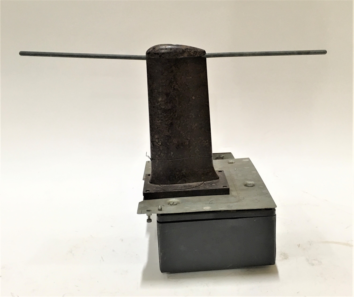 Antenn till elektriskt höjdmätarsystem typ FuG 101. Tyskland 1930-40-tal.
Typ: Ln.28332-1
