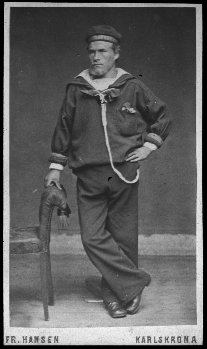 Otto Vilhelm Larsson, född i Karlskrona den 8 juli 1859, korpral, nr 42 SK 11 104 vid 4:e matros kompaniet. Deltog i Vanadis världsomsegling 1983-85. Omkom i Nouka Hiva, Marquesasöarna den 4:e maj 1884. (bildarkivets Vanadispärm).