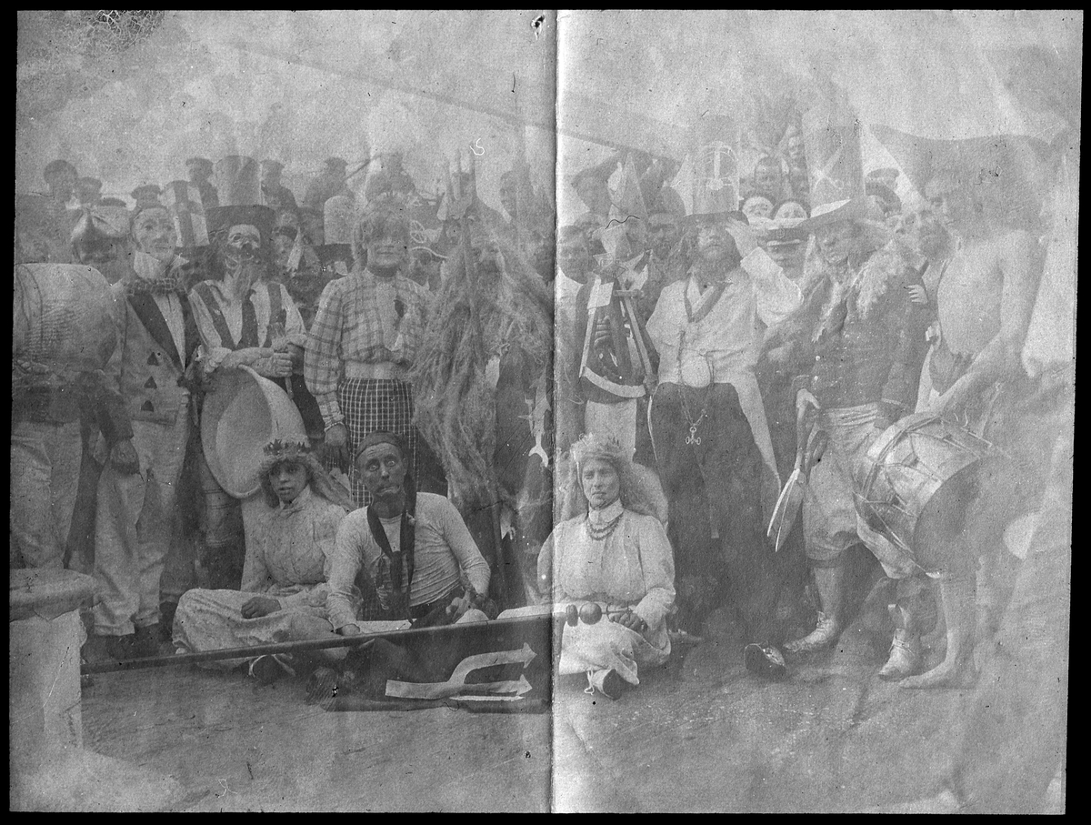 Bilden föreställer en grupp fantasifull utklädda sjömän som har samlats på däck inför neptunifesten ombord på pansarkryssaren Fylgia.