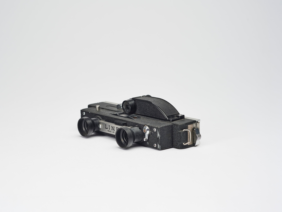 Linex stereokamera er et subminiatyr kamera produsert av Lionel Co. i New York ca. 1954. Kamera kunne gi åtte bildepar på 16mm film. 
Stereokameraene ga en svært populær form for bilder på slutten av 1800-tallet. Stereofotografi var med på å forme fotoindustrien. Folk ønsket å se mer av verden, og stereofotografiet gjorde det mulig å forestille seg at man var til stede i motivet, grunnet en optisk effekt som utnytter dybdesynet vårt. 
Et stereokamera har to objektiver med en avstand på litt over seks centimeter, omtrent samme avstand vi har mellom pupillene. En eksponering gir dermed to bilder av samme motiv. Når dette paret med fotografier blir montert, f.eks. på en papplate, og sett på gjennom en stereobetrakter, fremstår motivet som tredimensjonalt.
