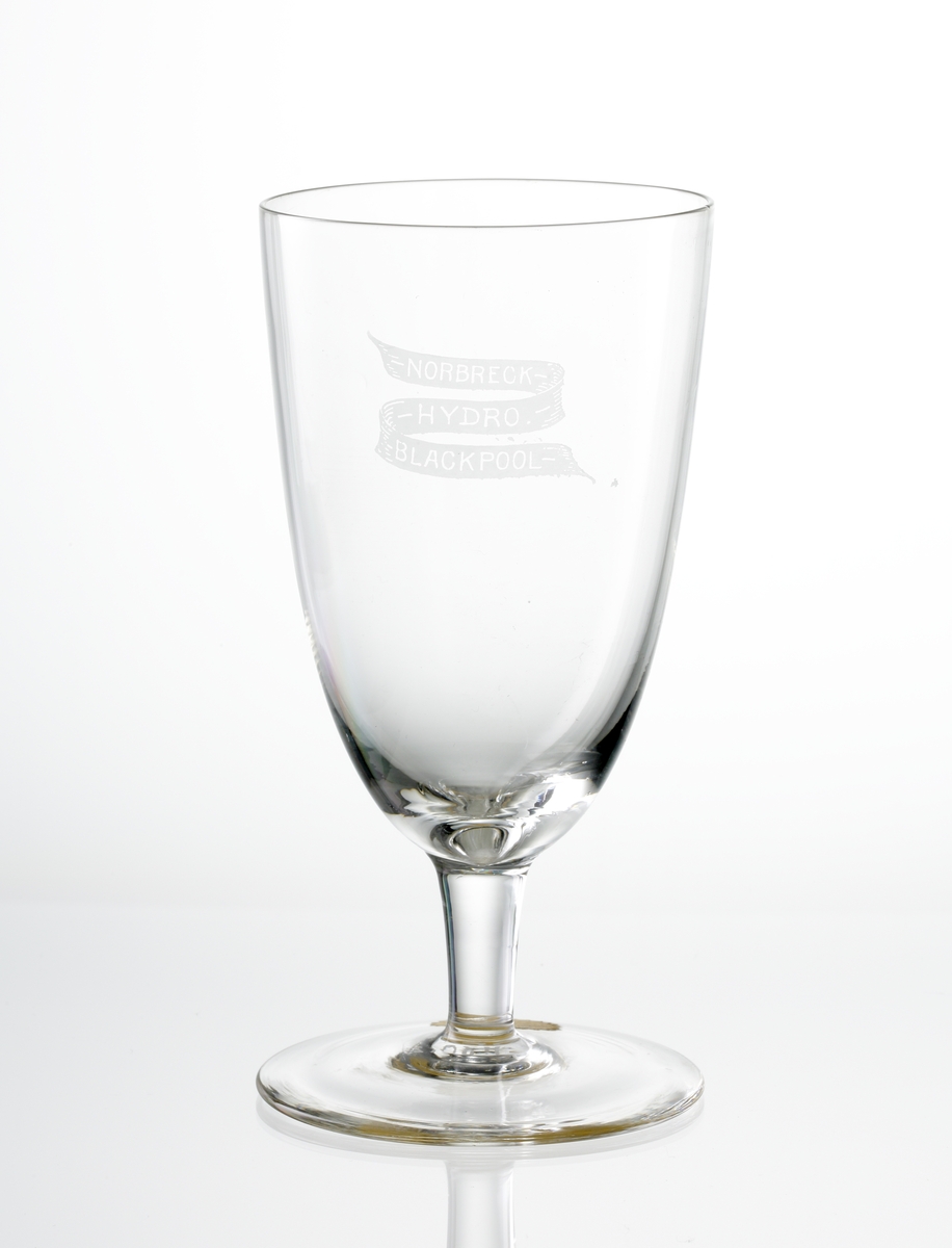 Design: Okänd.
Ölglas. Slät, hög kupa med etsat firmamärke: "Norbreck Hydro Blackpool".