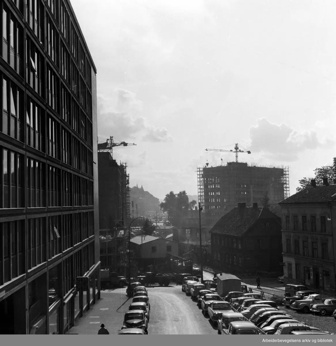Vika. Wilhelmsens nybygg. Haakon 7. gate ble opparbeidet i forbindelse med saneringen av Vestre Vika. Tidligere Bakkegaten. September 1958