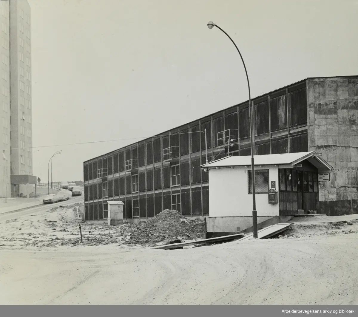 Brakke. Refstad. En av boligblokkene til OBOS til venstre. Februar 1964.