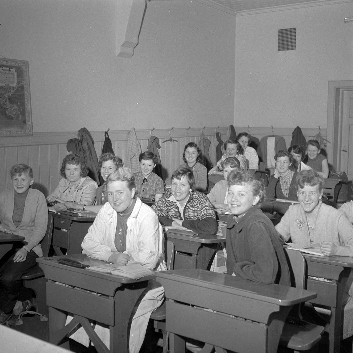 Lektor Kåre Selnes underviser amerikanske Barbara Fox på Trondheim kommunale høyere almenskole
