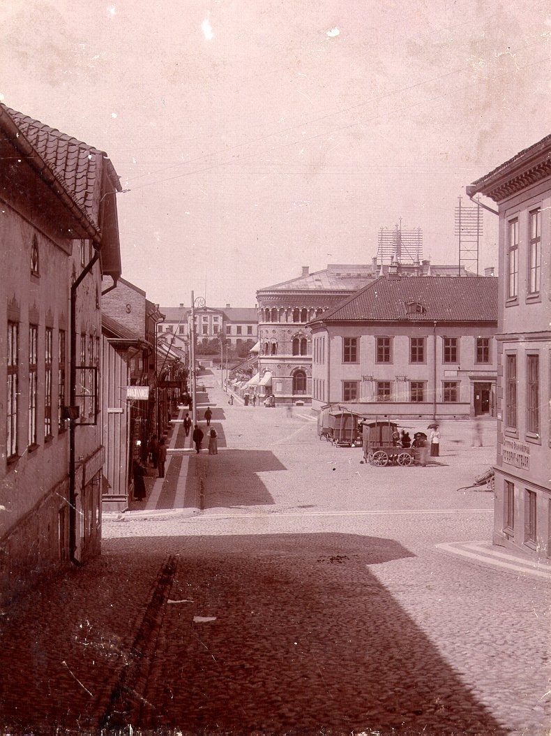 Stora Brogatan mot väster med gamla Rådhuset i fonden och kvarteret Pandora t.v. år 1896.