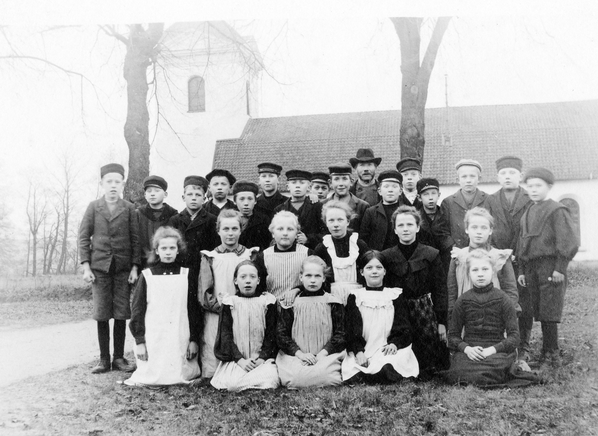 Skolklass med lärare från Landsförsamlingens folkskola, Klockerebolet, utanför Landskyrkan.