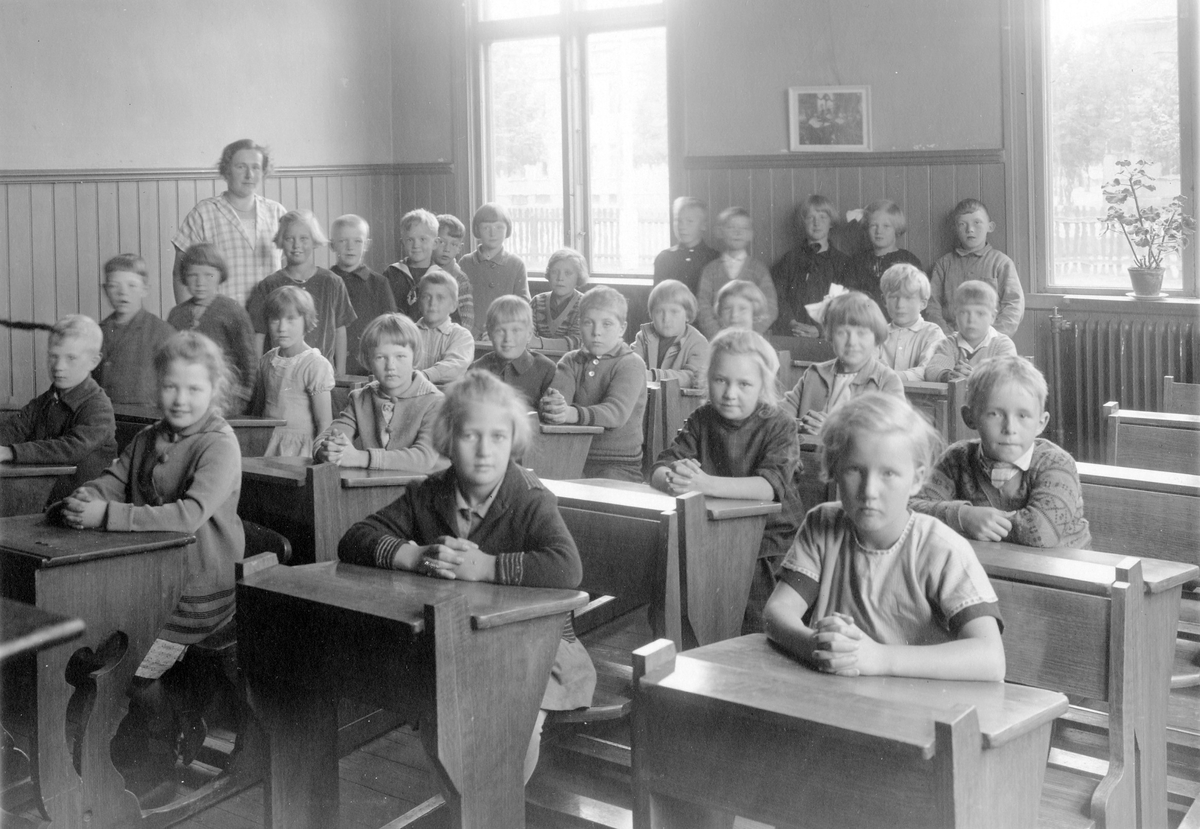 Centralskolan. En lärarinna med sina elever i ett klassrum.