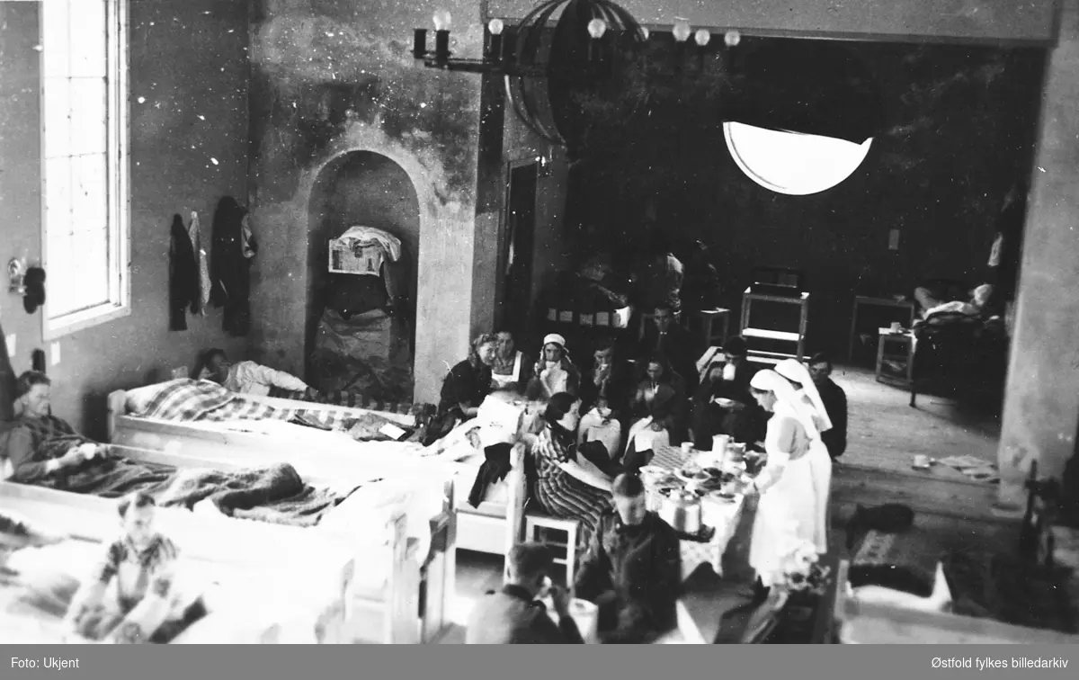 Mysen kapell (nybygd) i Eidsberg brukt som krigslasarett i 1940. Sykesenger, pasienter og sykesøstre.