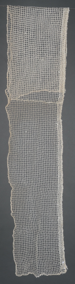 Avlang kappe, sydd sammen av to deler: Hver del er 61cm x 20 cm. Ingen annen dekor enn filering langs ned- og sidekanter.