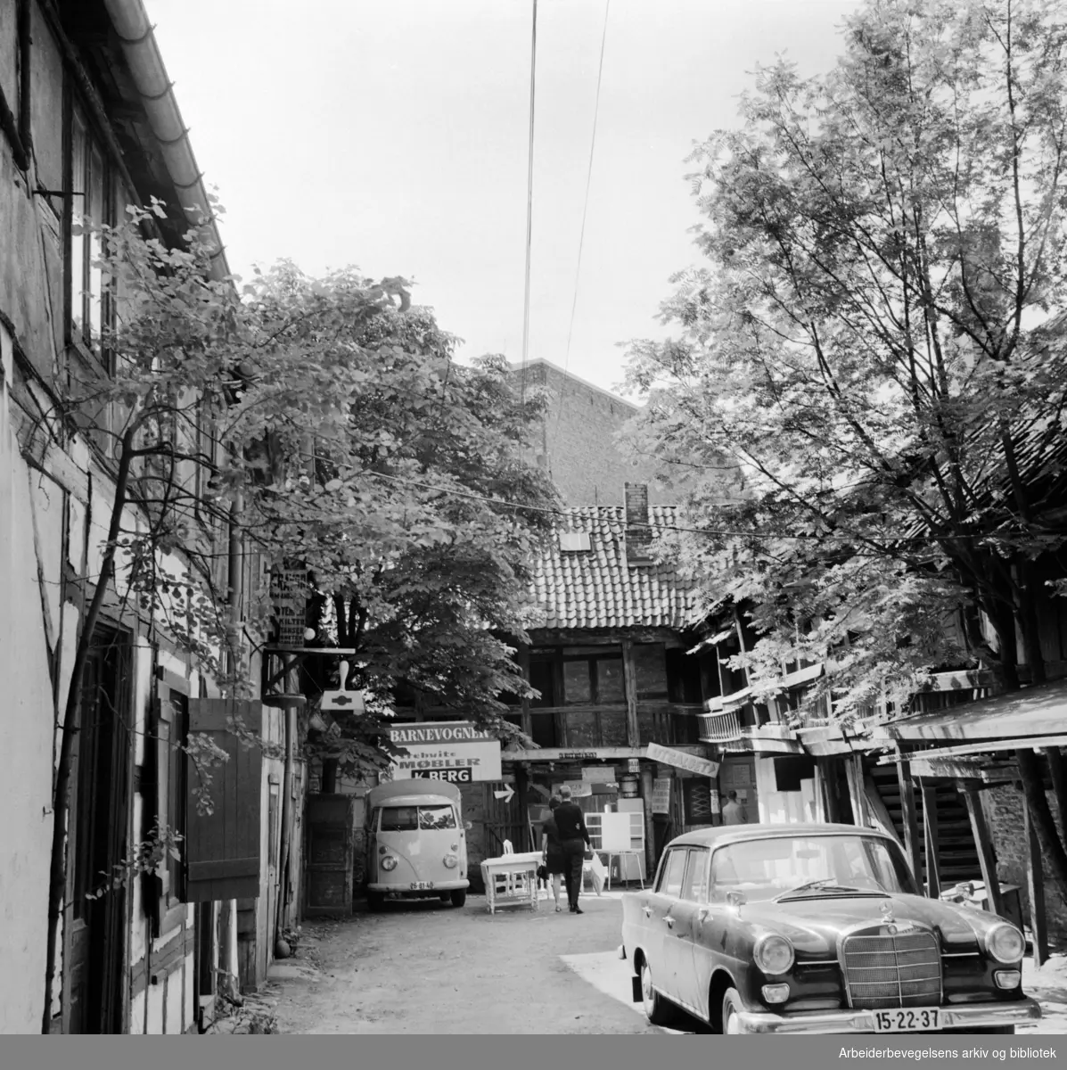 Brugata 6. Bakgårdsbebyggelse. Juli 1969