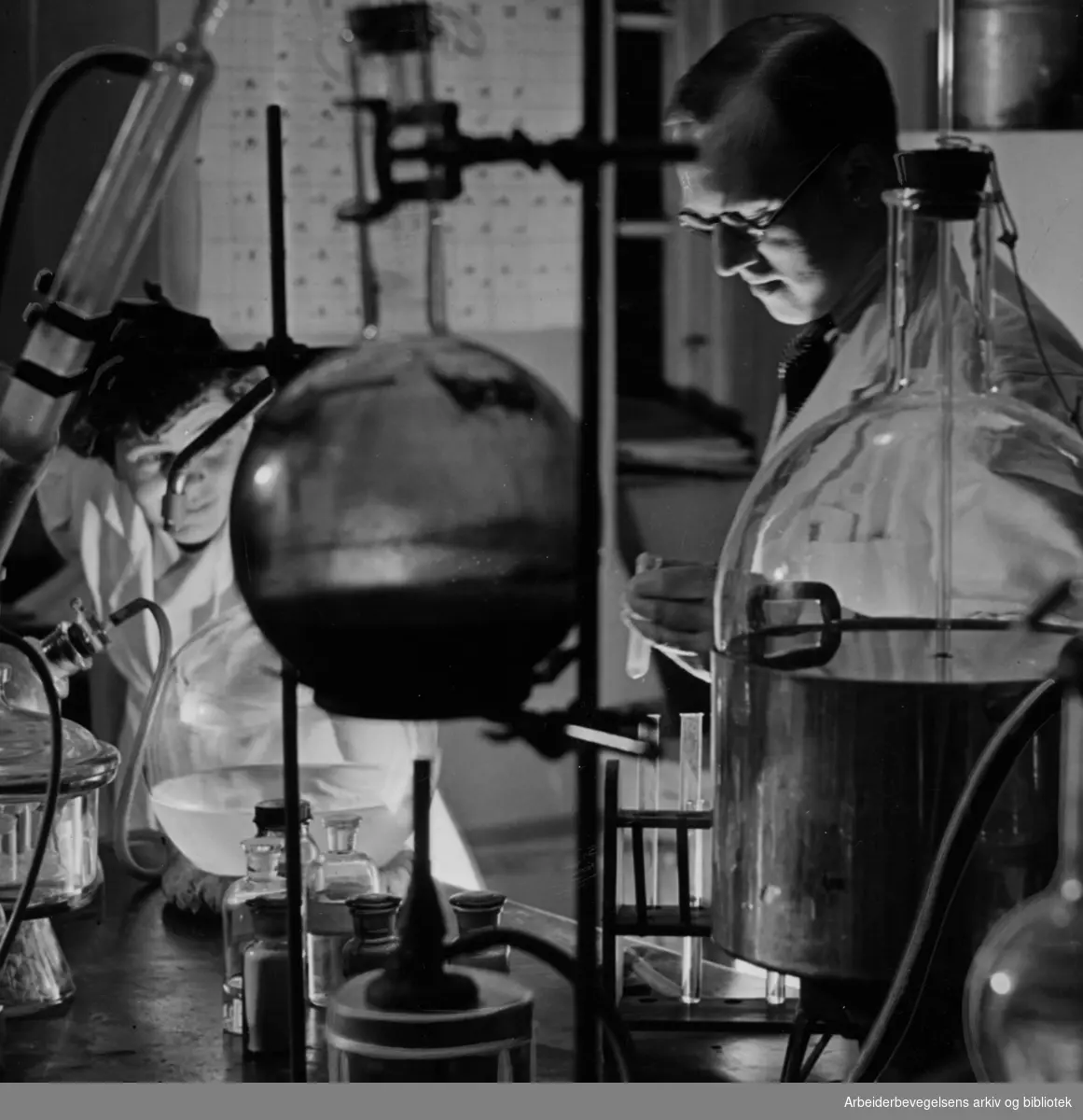 Apotekernes laboratorium. Kjemiker dr. Strand. 1953