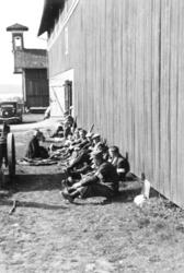 Hjemmestyrke-soldater på ukjent gård i Eidsberg mai 1945.